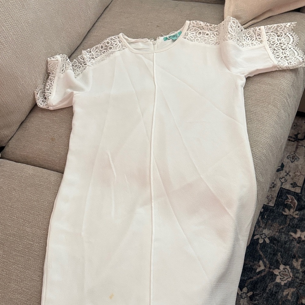 Karlie White Lace-Shoulder Shift Top